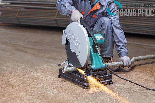 Hướng dẫn mua v&agrave; sử dụng m&aacute;y cắt sắt cầm tay hiệu quả